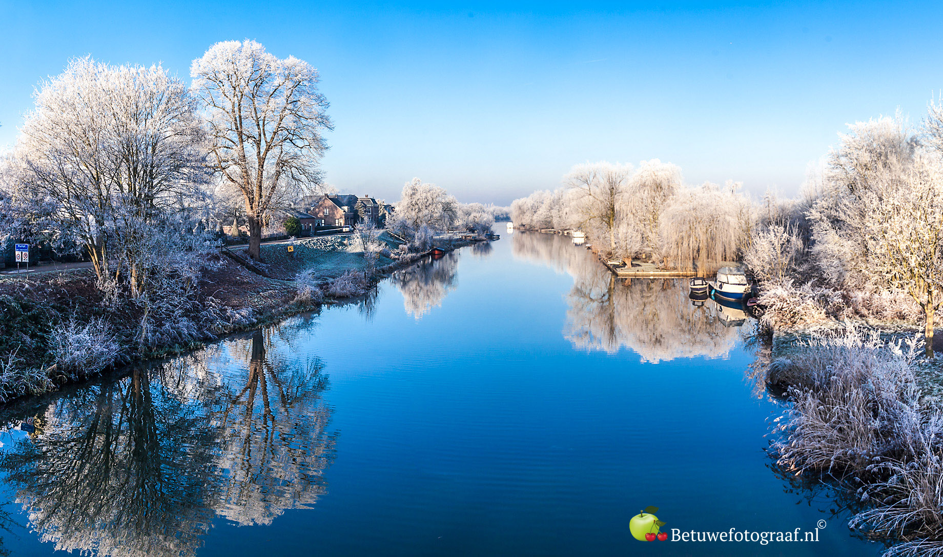 De Linge en Dorpsdijk vanaf de brug in de winter
