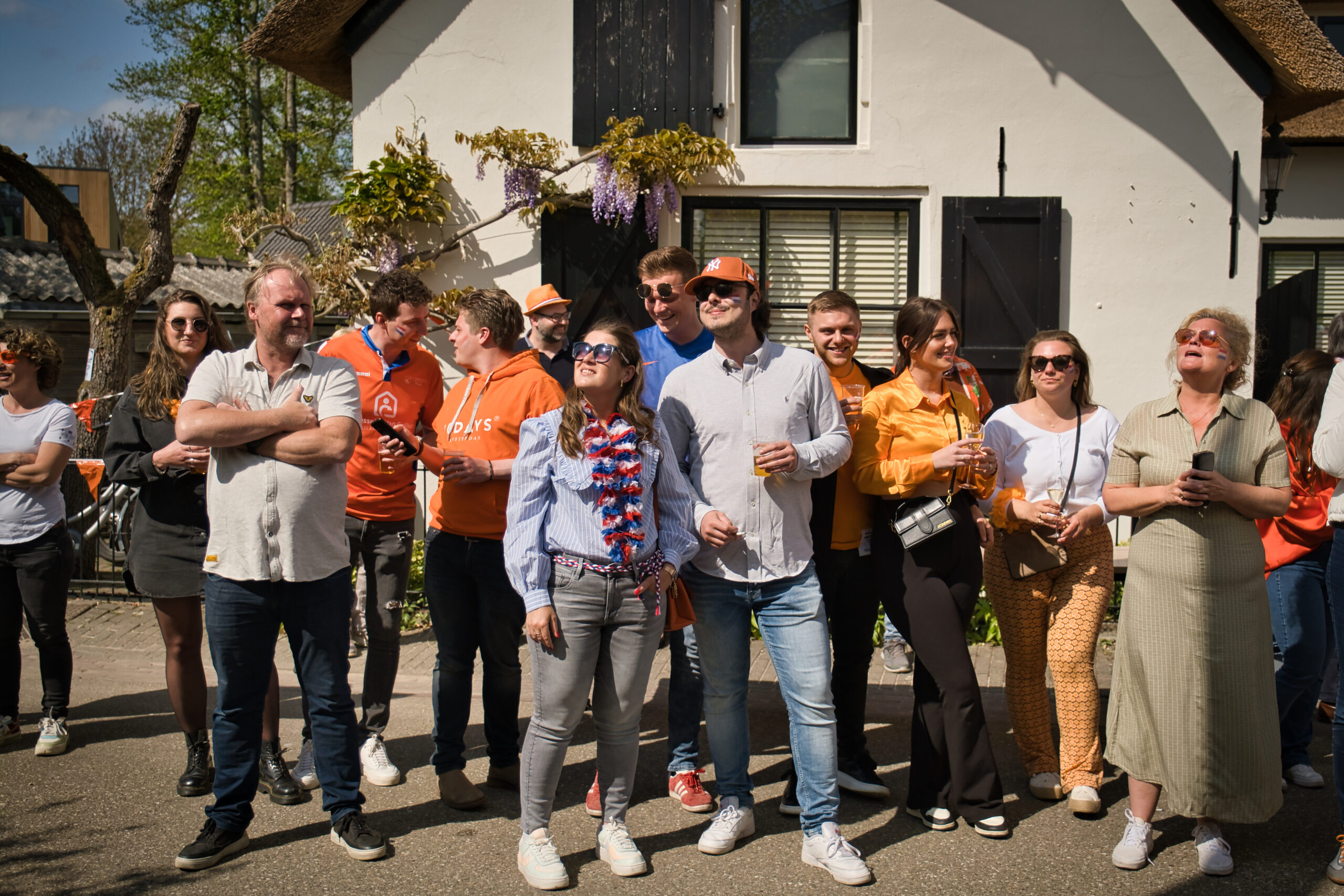 Gezelling bij elkaar in Rumpt op Koningsdag