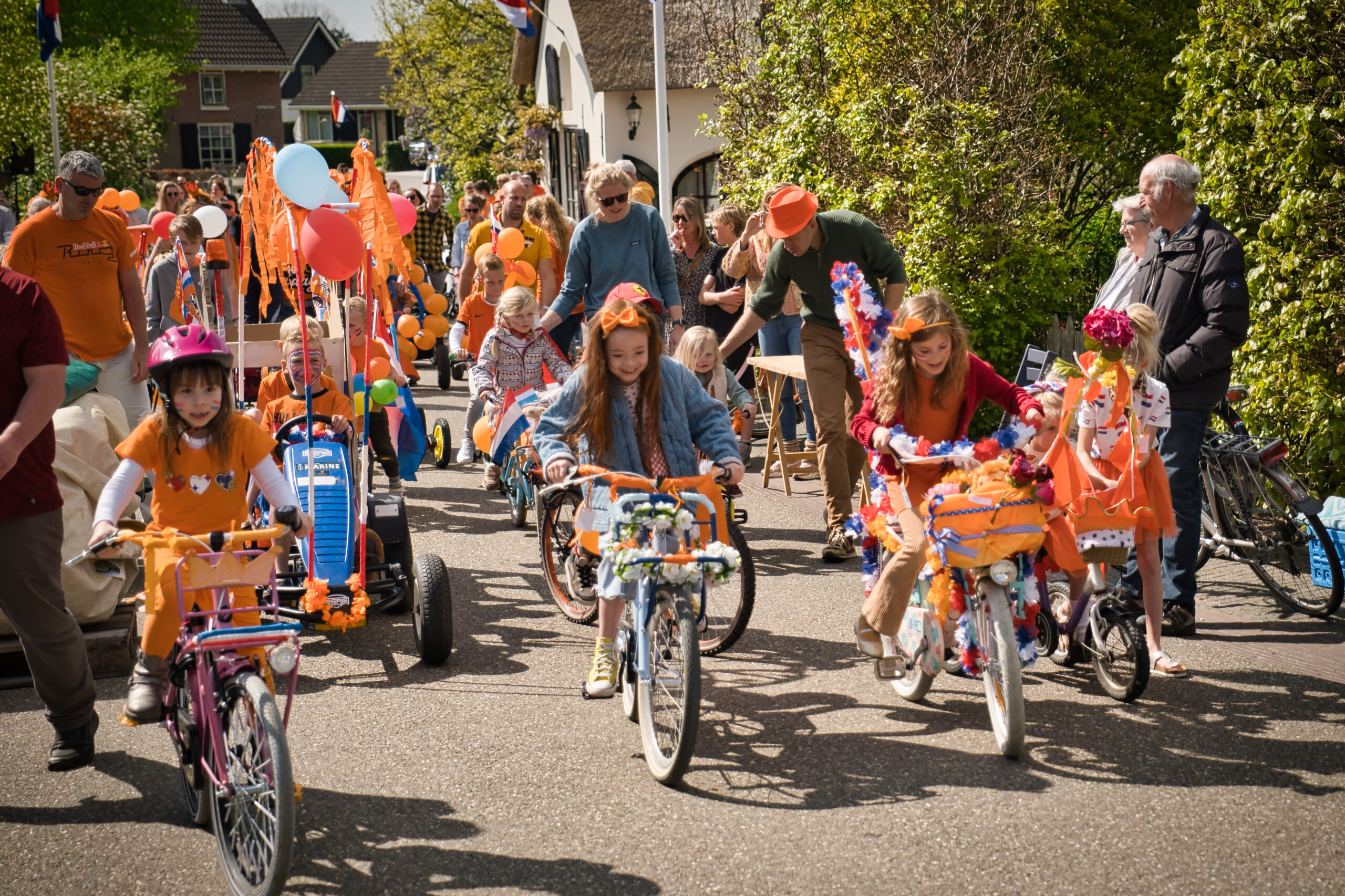 Kinderoptocht met versierde fietsen in Rumpt op Koningsdag