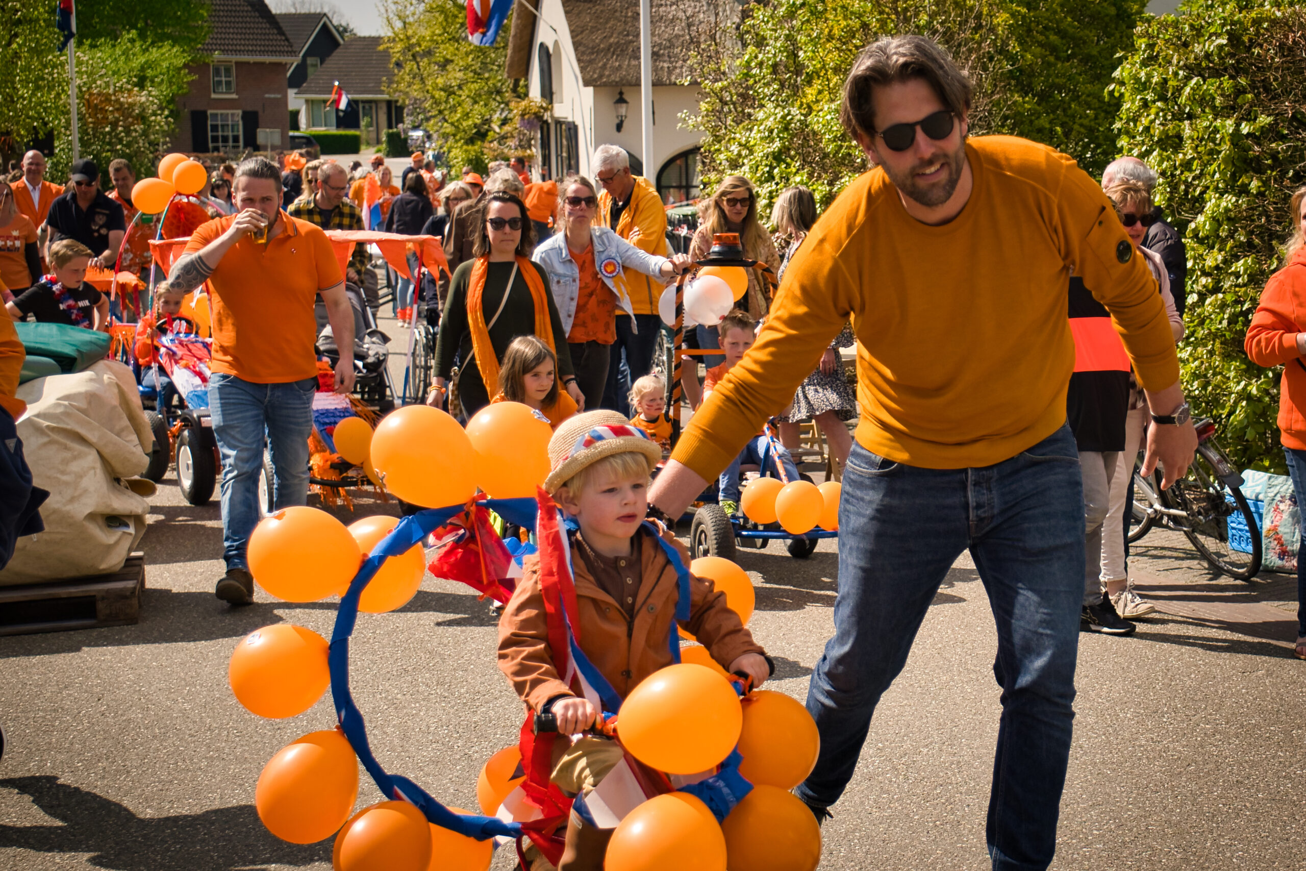 Kinderoptocht met versierde fietsen in Rumpt op Koningsdag